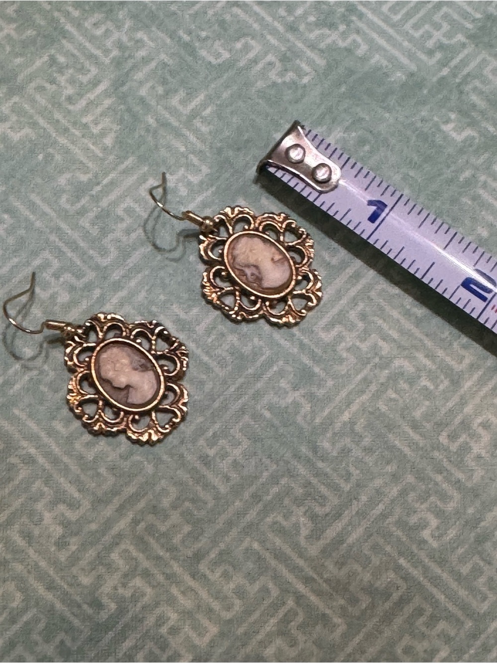 VINTAGE CAMEO EARRINGS - Picture 4 of 8